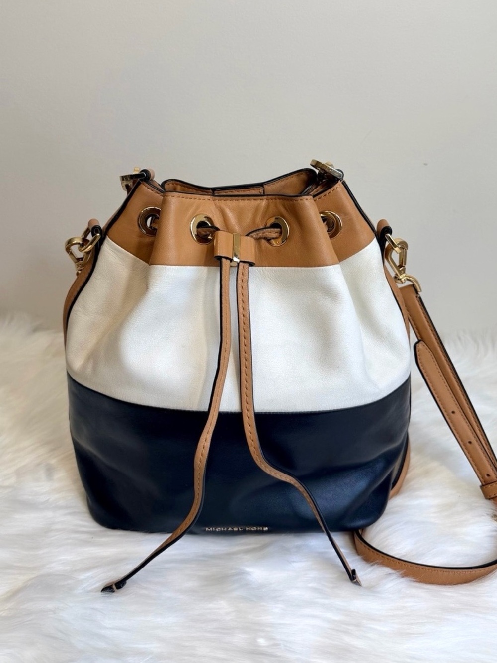 Michael Kors Leather Colorblock Bucket Shoulder/Crossbody Bag Black, White & Tan - Picture 7 of 16